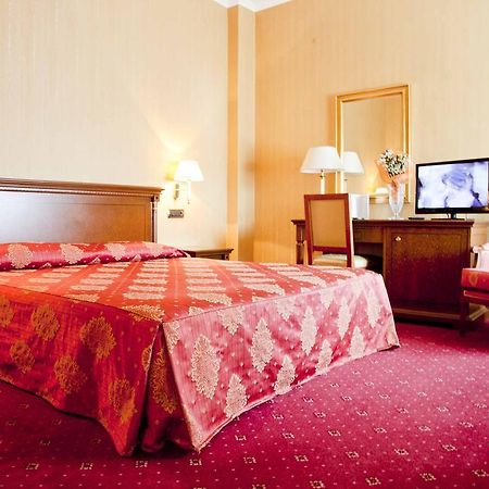 Hotel Jolly Кастровилари Стая снимка