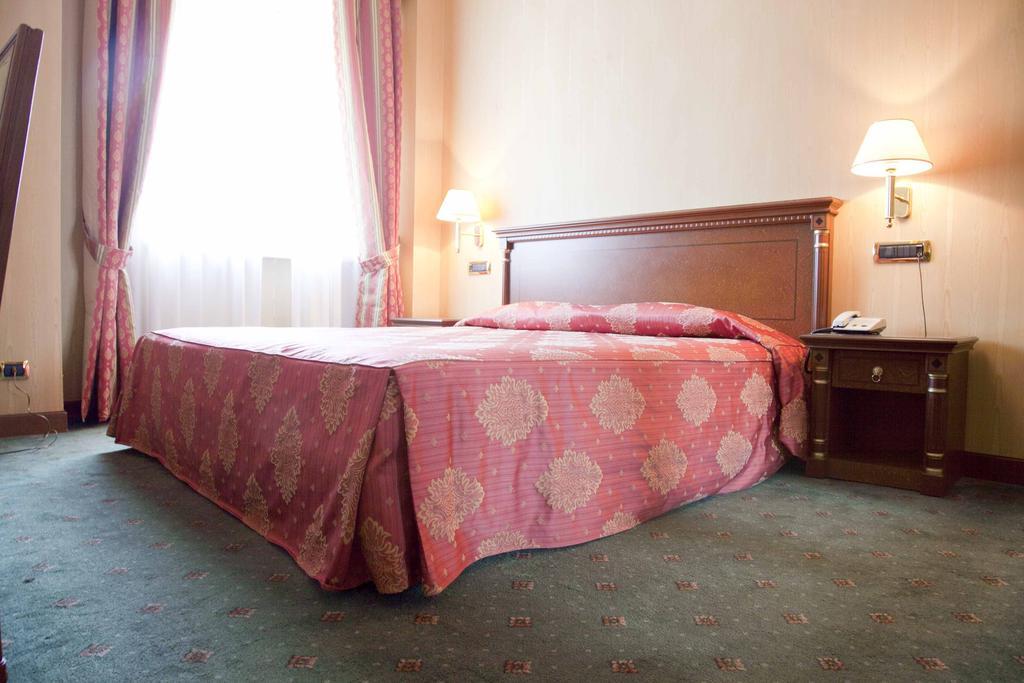 Hotel Jolly Кастровилари Стая снимка