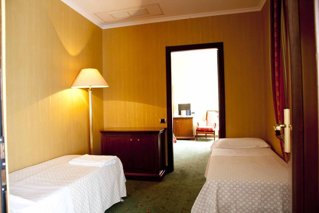 Hotel Jolly Кастровилари Стая снимка