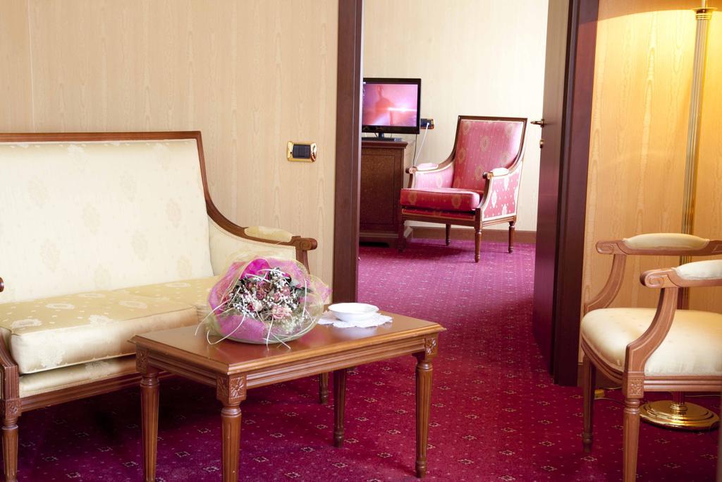 Hotel Jolly Кастровилари Стая снимка