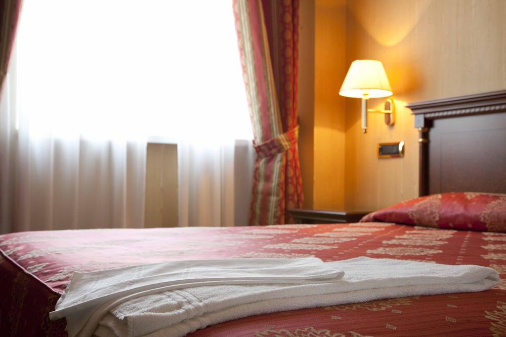 Hotel Jolly Кастровилари Стая снимка