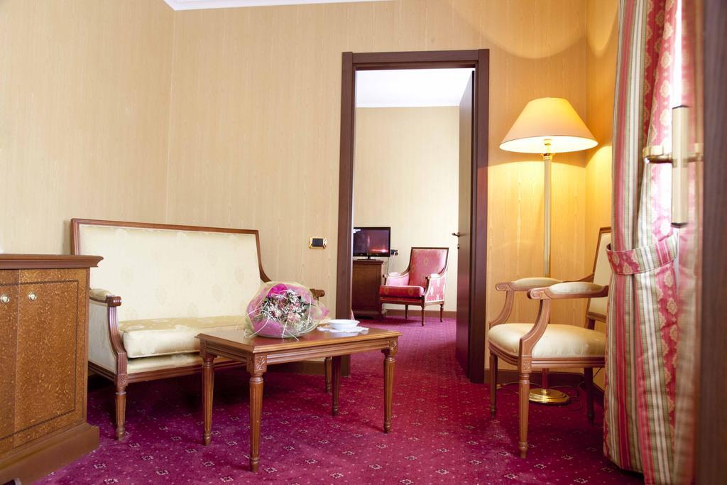 Hotel Jolly Кастровилари Стая снимка