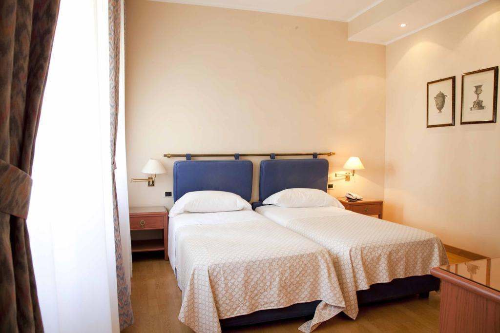 Hotel Jolly Кастровилари Стая снимка