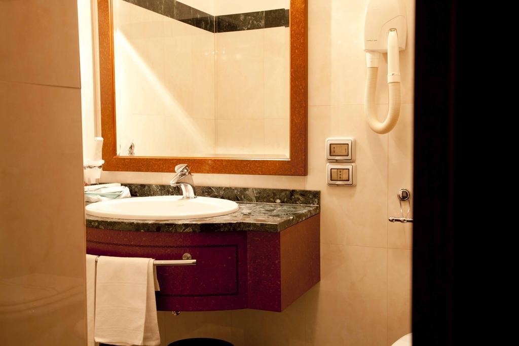 Hotel Jolly Кастровилари Стая снимка