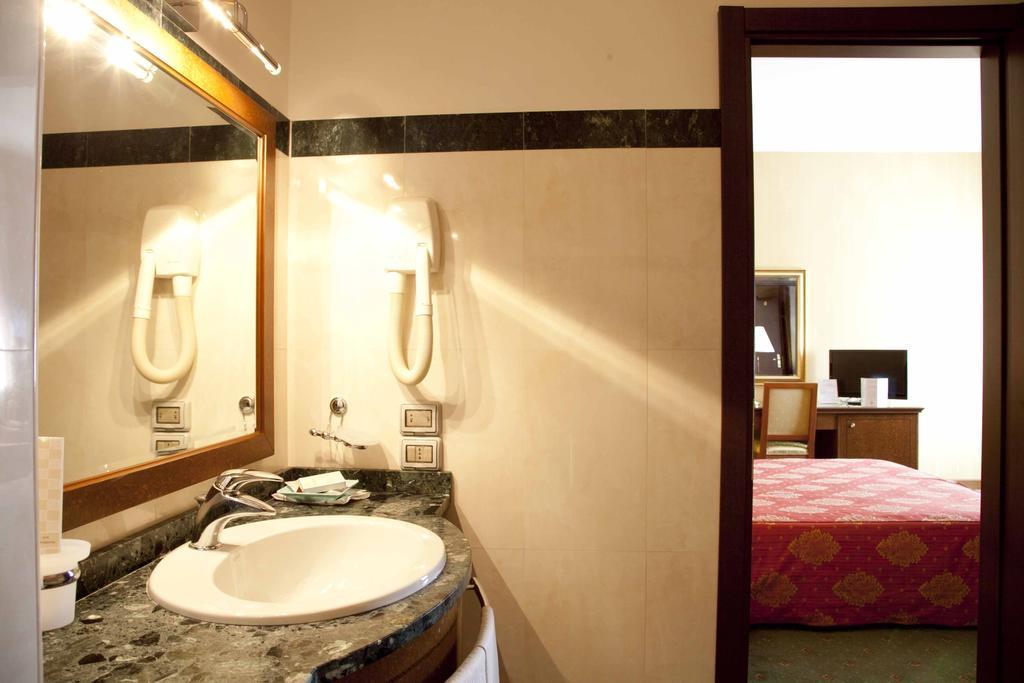 Hotel Jolly Кастровилари Стая снимка