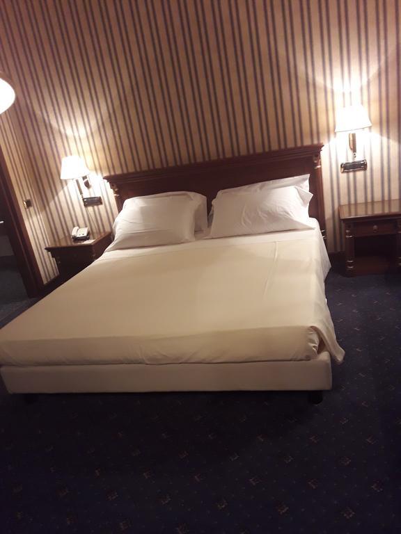 Hotel Jolly Кастровилари Екстериор снимка