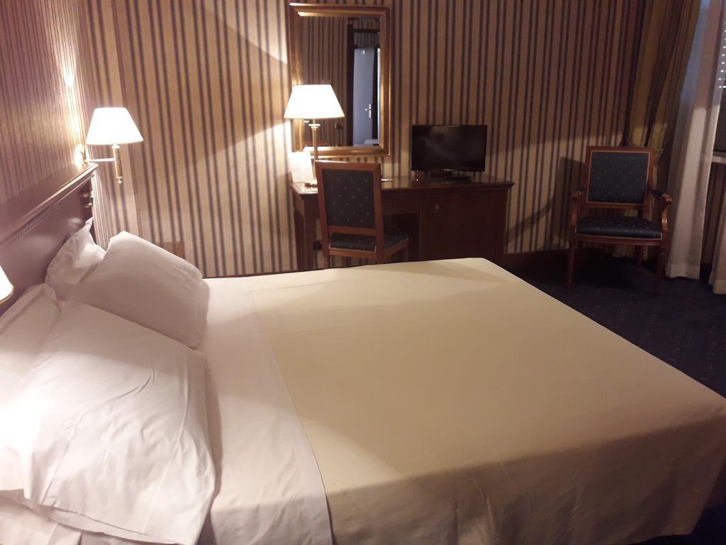 Hotel Jolly Кастровилари Екстериор снимка